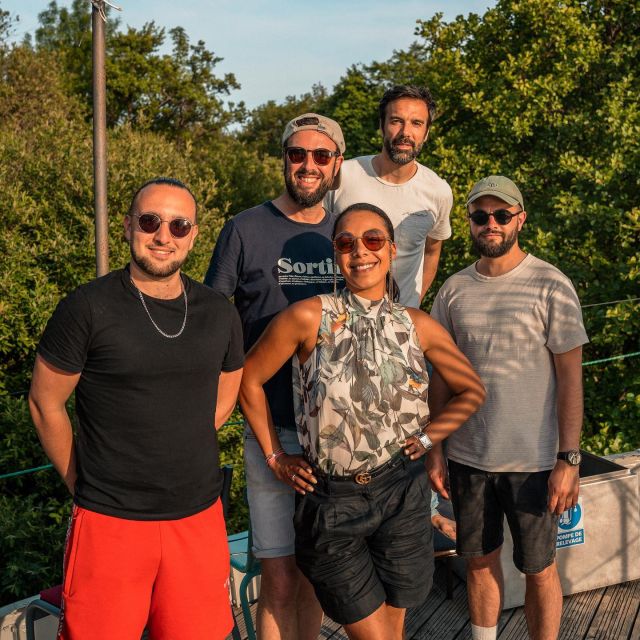 Focus sur le pôle client de l'agence 🤝 Chloé, Philippe, Gwendal, Manu, Romain et... mais qui est cette nouvelle tête tout à droite ? Nous vous présentons Damien, nouveau chef de projet qui complète l'équipe depuis début mai !  Bienvenue à bord ⚓